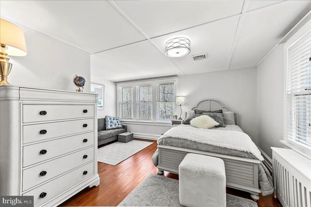 915 CENTRE RD, Wilmington, DE 19807