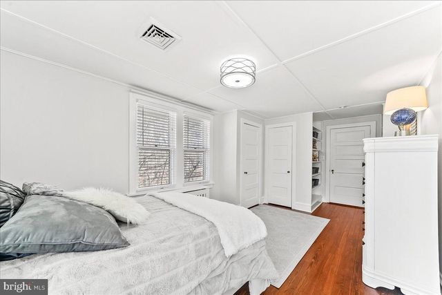 915 CENTRE RD, Wilmington, DE 19807