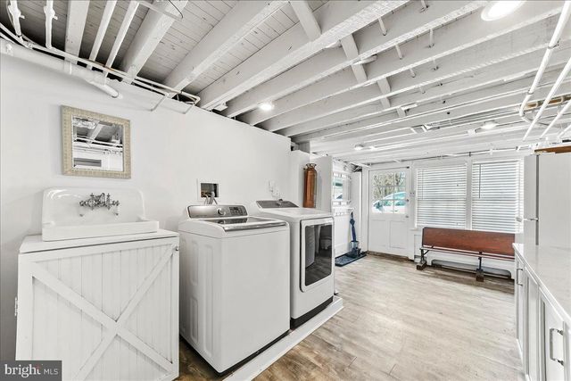 915 CENTRE RD, Wilmington, DE 19807