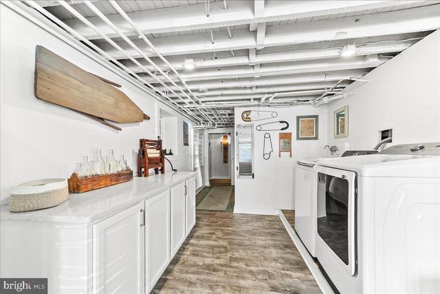 915 CENTRE RD, Wilmington, DE 19807