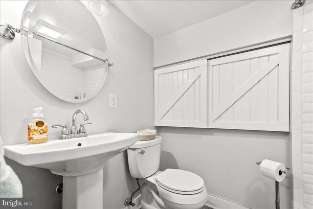 915 CENTRE RD, Wilmington, DE 19807