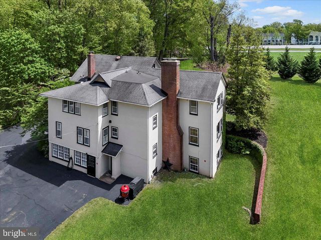 915 CENTRE RD, Wilmington, DE 19807