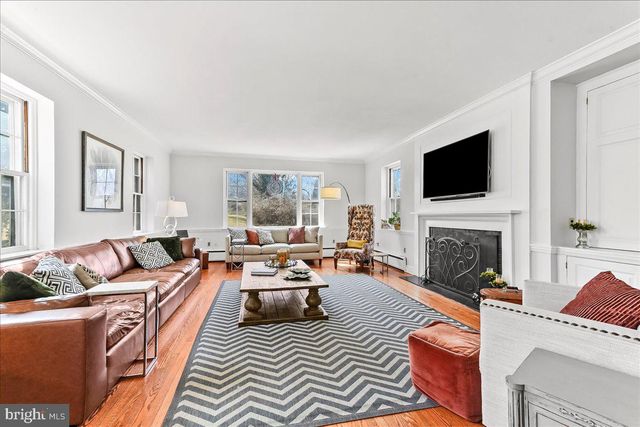 915 CENTRE RD, Wilmington, DE 19807