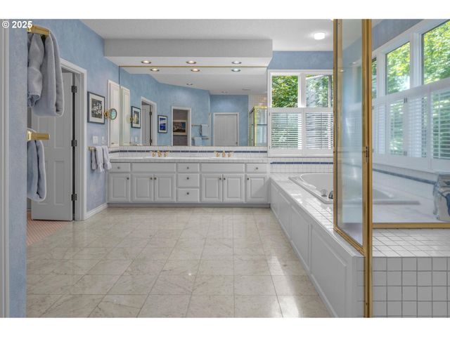 1439 Sw HIGHLAND Rd, Portland, OR 97221