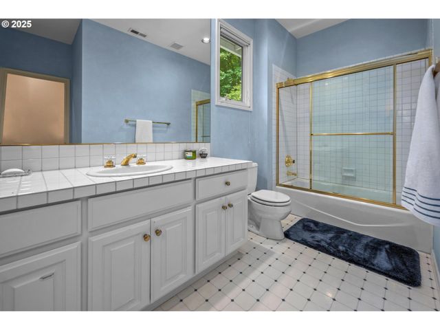 1439 Sw HIGHLAND Rd, Portland, OR 97221