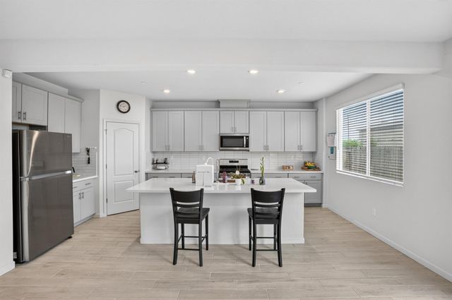 2103 Knotty Pine Way, Plumas Lake, CA 95961