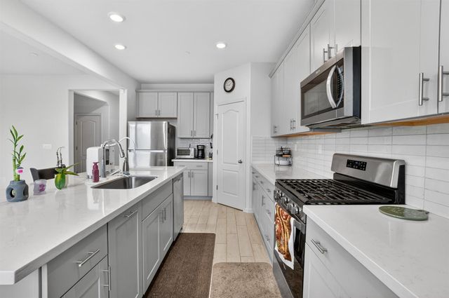 2103 Knotty Pine Way, Plumas Lake, CA 95961