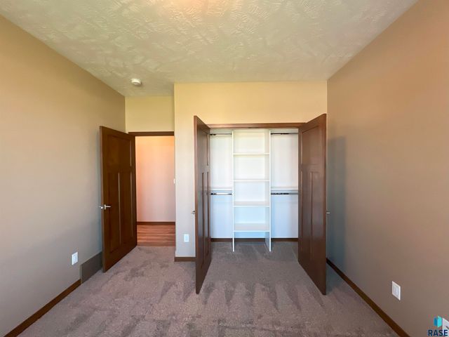 1501 S Wheatland Ave Avenue, Sioux Falls, SD 57106