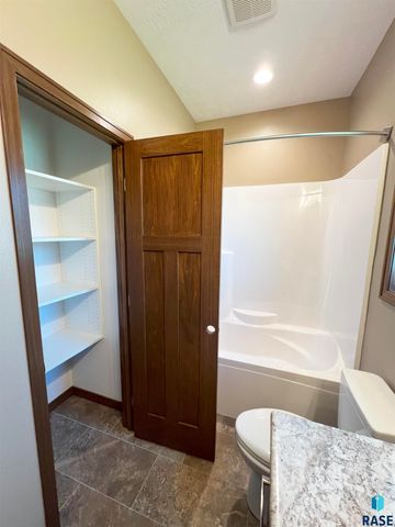 1501 S Wheatland Ave Avenue, Sioux Falls, SD 57106