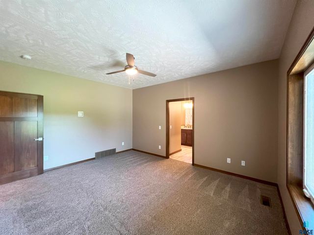 1501 S Wheatland Ave Avenue, Sioux Falls, SD 57106