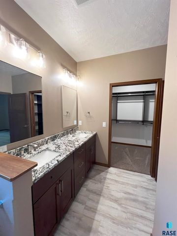 1501 S Wheatland Ave Avenue, Sioux Falls, SD 57106