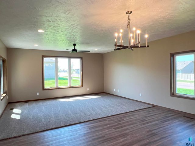 1501 S Wheatland Ave Avenue, Sioux Falls, SD 57106