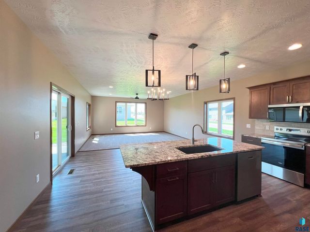 1501 S Wheatland Ave Avenue, Sioux Falls, SD 57106