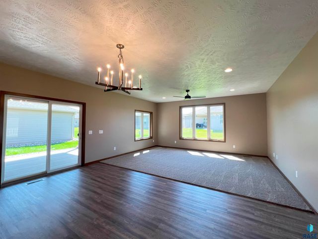 1501 S Wheatland Ave Avenue, Sioux Falls, SD 57106