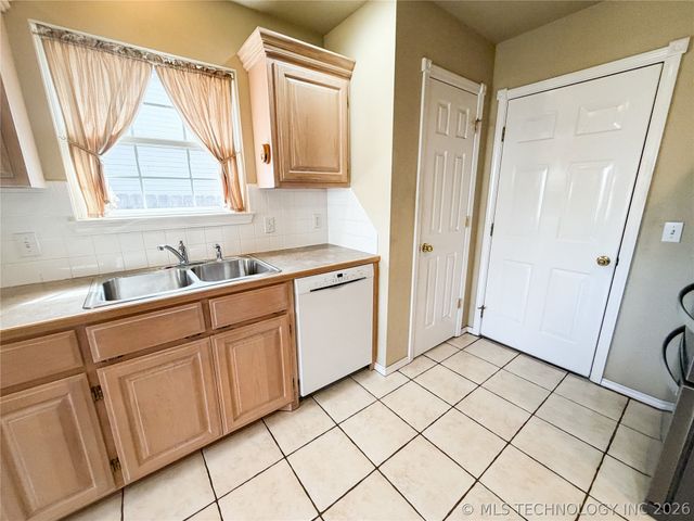 1208 W 1st Street, Tahlequah, OK 74464