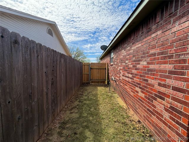 1208 W 1st Street, Tahlequah, OK 74464