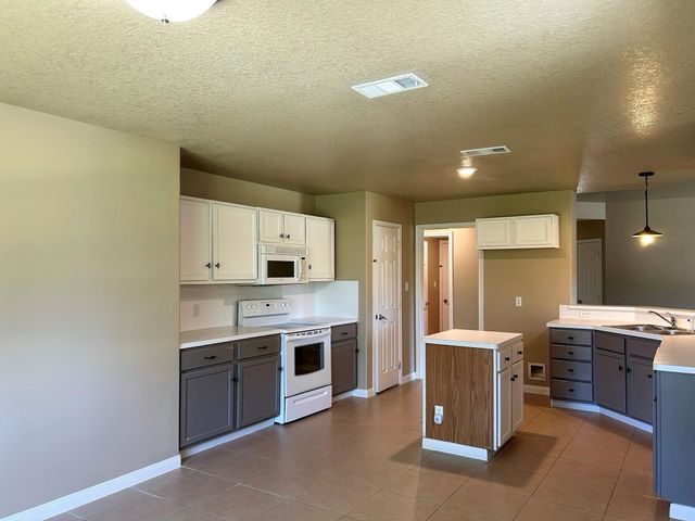 216 Sleepy Hollow Drive, Lake Jackson, TX 77566