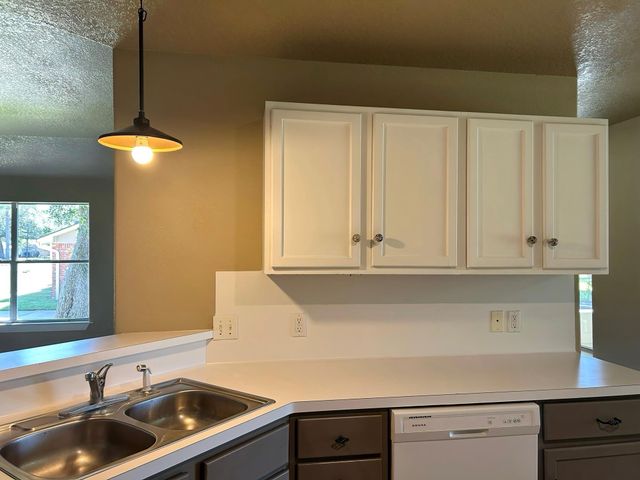 216 Sleepy Hollow Drive, Lake Jackson, TX 77566