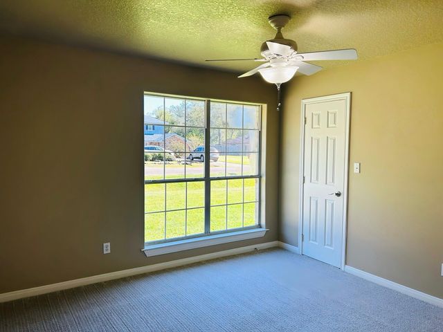 216 Sleepy Hollow Drive, Lake Jackson, TX 77566