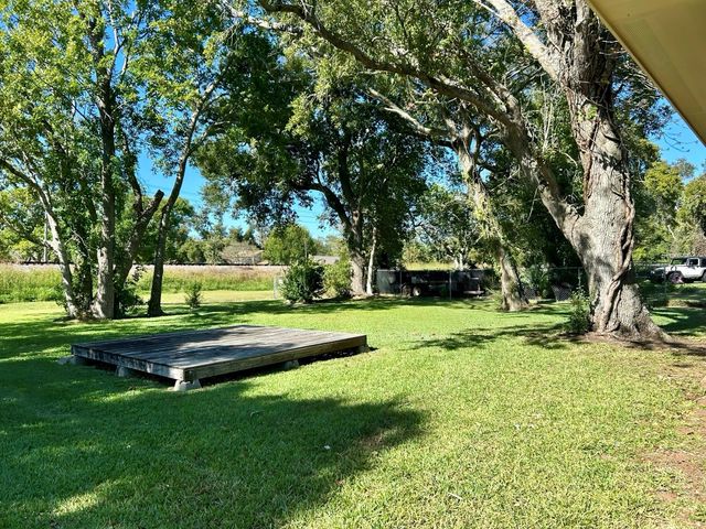 216 Sleepy Hollow Drive, Lake Jackson, TX 77566