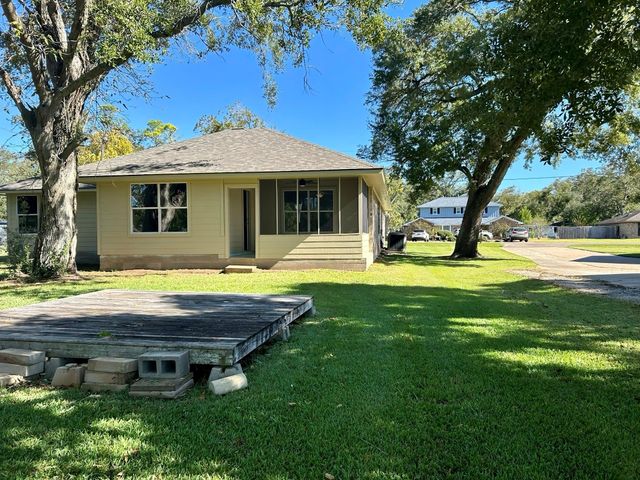 216 Sleepy Hollow Drive, Lake Jackson, TX 77566