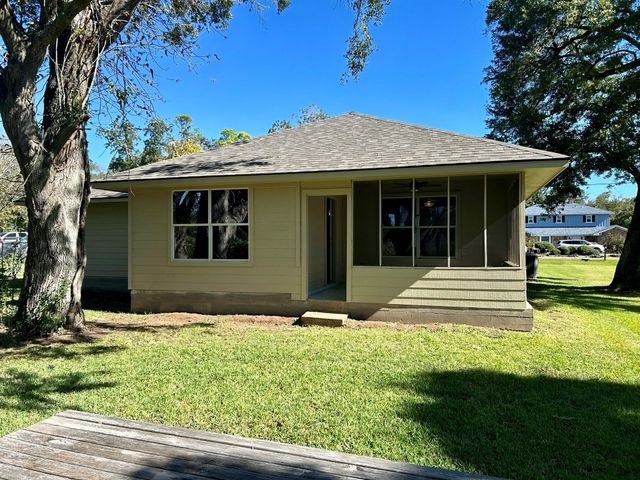 216 Sleepy Hollow Drive, Lake Jackson, TX 77566