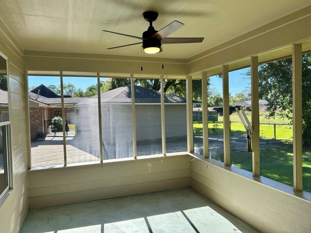 216 Sleepy Hollow Drive, Lake Jackson, TX 77566