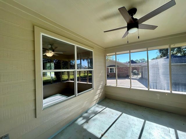 216 Sleepy Hollow Drive, Lake Jackson, TX 77566