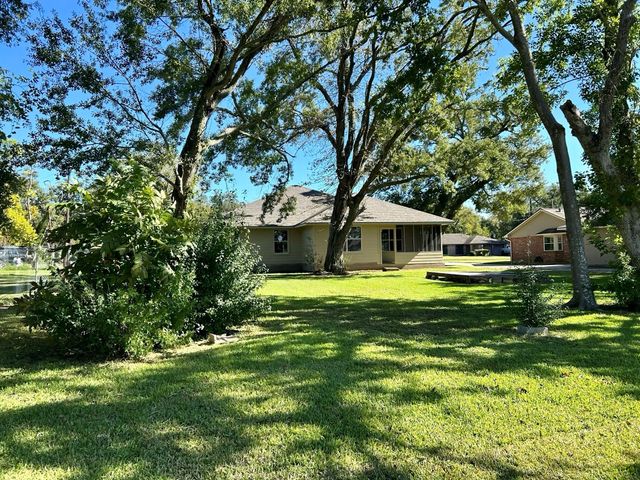 216 Sleepy Hollow Drive, Lake Jackson, TX 77566