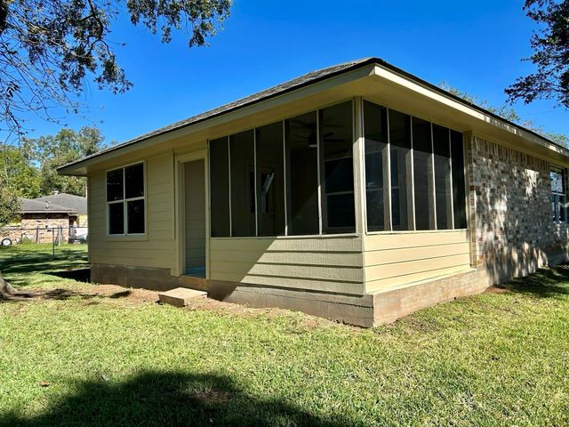 216 Sleepy Hollow Drive, Lake Jackson, TX 77566