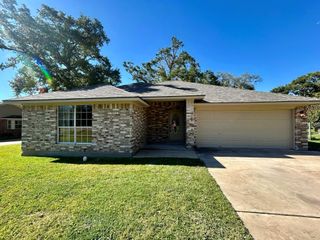 216 Sleepy Hollow Drive, Lake Jackson, TX 77566