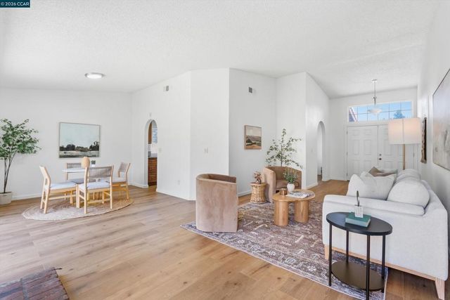 3167 Osuna Way, Sacramento, CA 95833