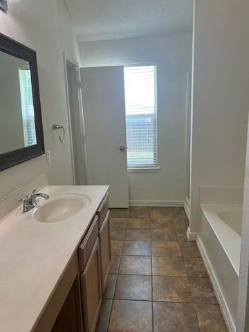 7409 Marsland Lane, Arlington, TX 76001