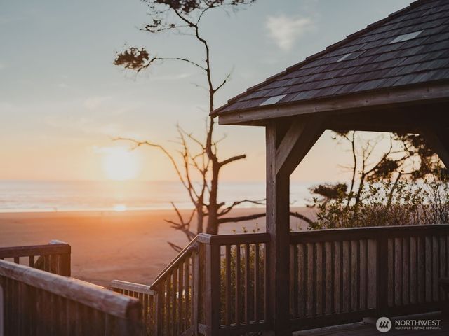 127 Pickler Bend, Pacific Beach, WA 98571