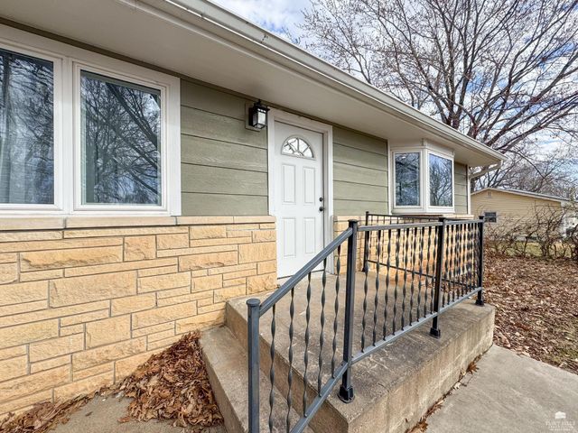 2424 Rogers Boulevard, Manhattan, KS 66502