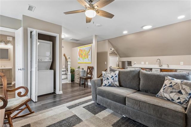 21 Cherbourg DR, Newport News, VA 23606