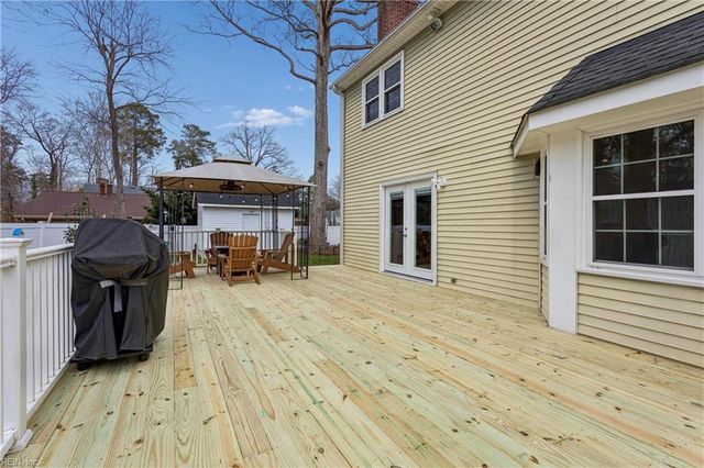 21 Cherbourg DR, Newport News, VA 23606