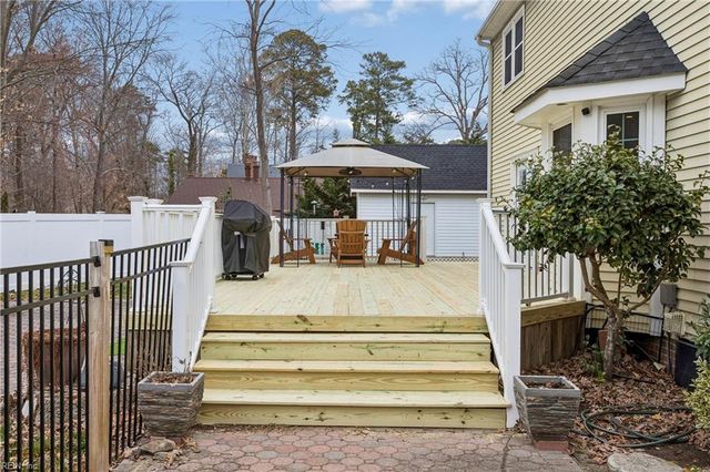 21 Cherbourg DR, Newport News, VA 23606