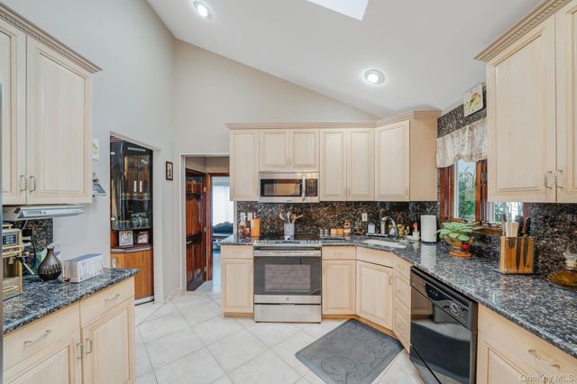 3 Huron Road, Shirley, NY 11967