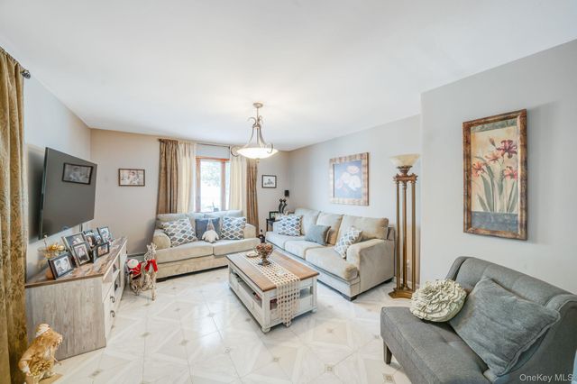 3 Huron Road, Shirley, NY 11967