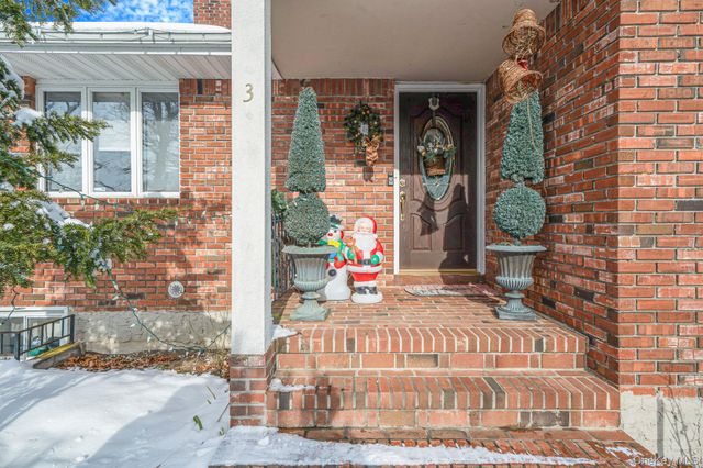 3 Huron Road, Shirley, NY 11967