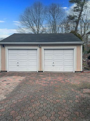 3 Huron Road, Shirley, NY 11967