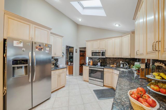 3 Huron Road, Shirley, NY 11967