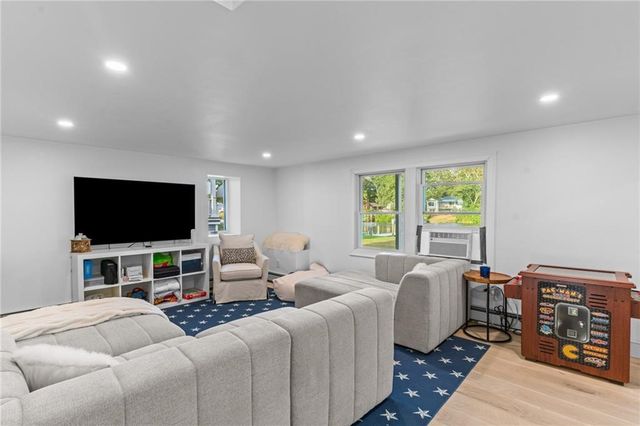 93 Riverside Drive, South Kingstown, RI 02879