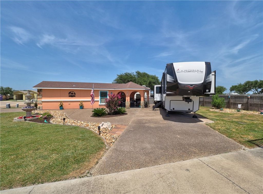 1 Augusta Cir, Aransas Pass, TX 78336 — exterior