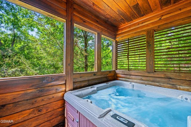 2828 Ridge Creek Circle, Sevierville, TN 37876
