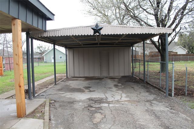 104 S Hubbard Street, Alvord, TX 76225