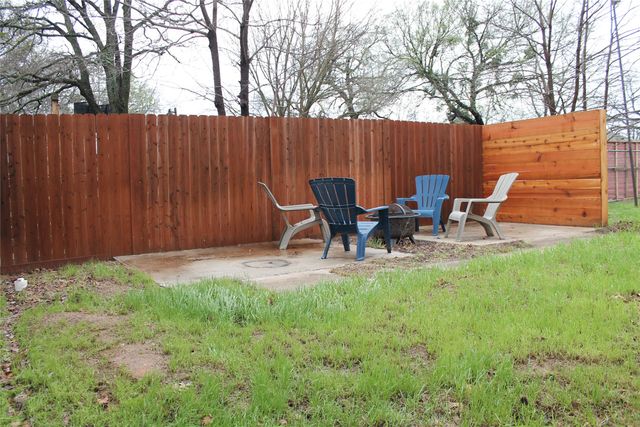 104 S Hubbard Street, Alvord, TX 76225