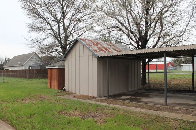 104 S Hubbard Street, Alvord, TX 76225