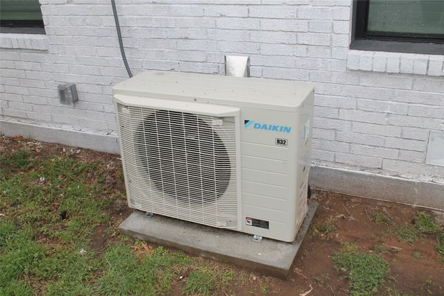 104 S Hubbard Street, Alvord, TX 76225